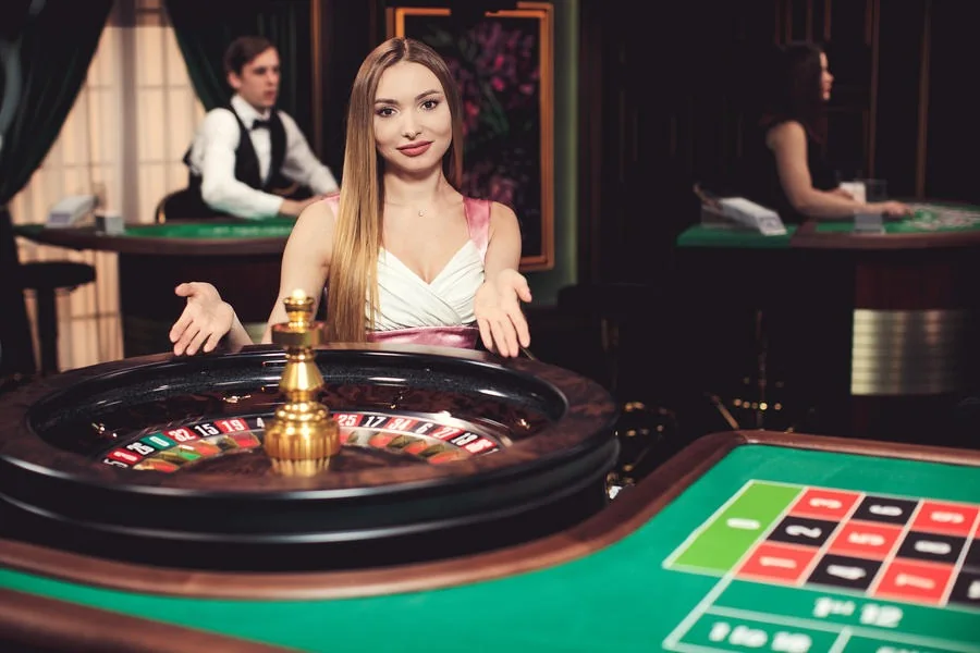 Tampilan meja kartu dan dealer untuk permainan kasino live